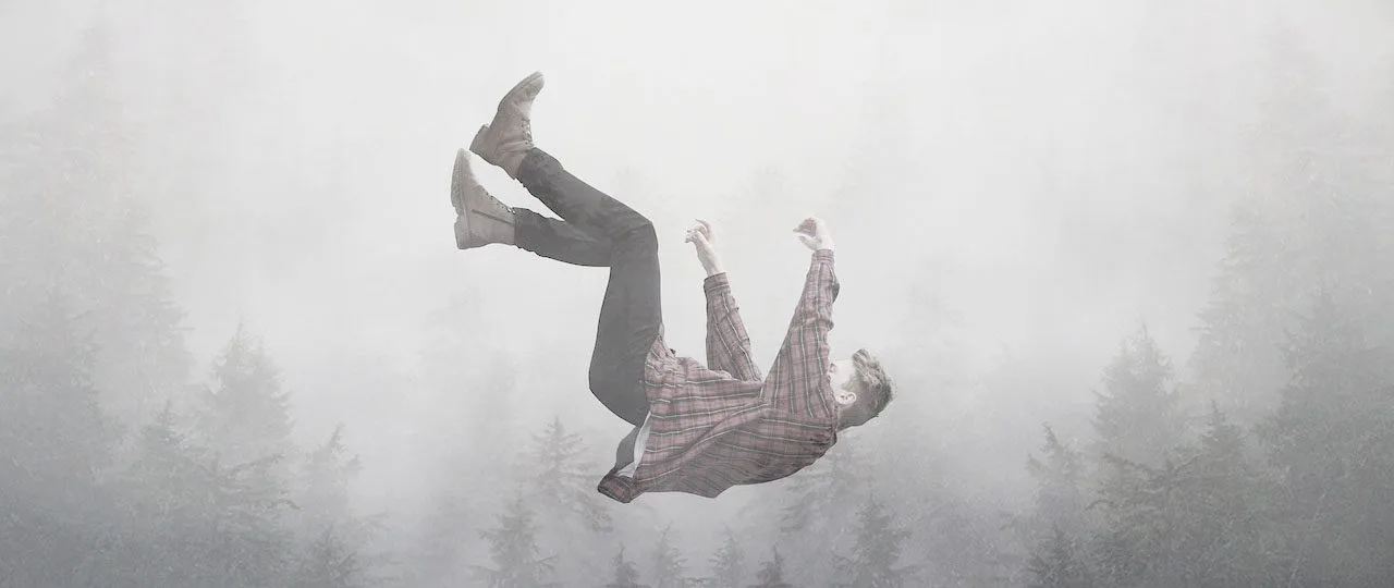 从无处来，向下坠落